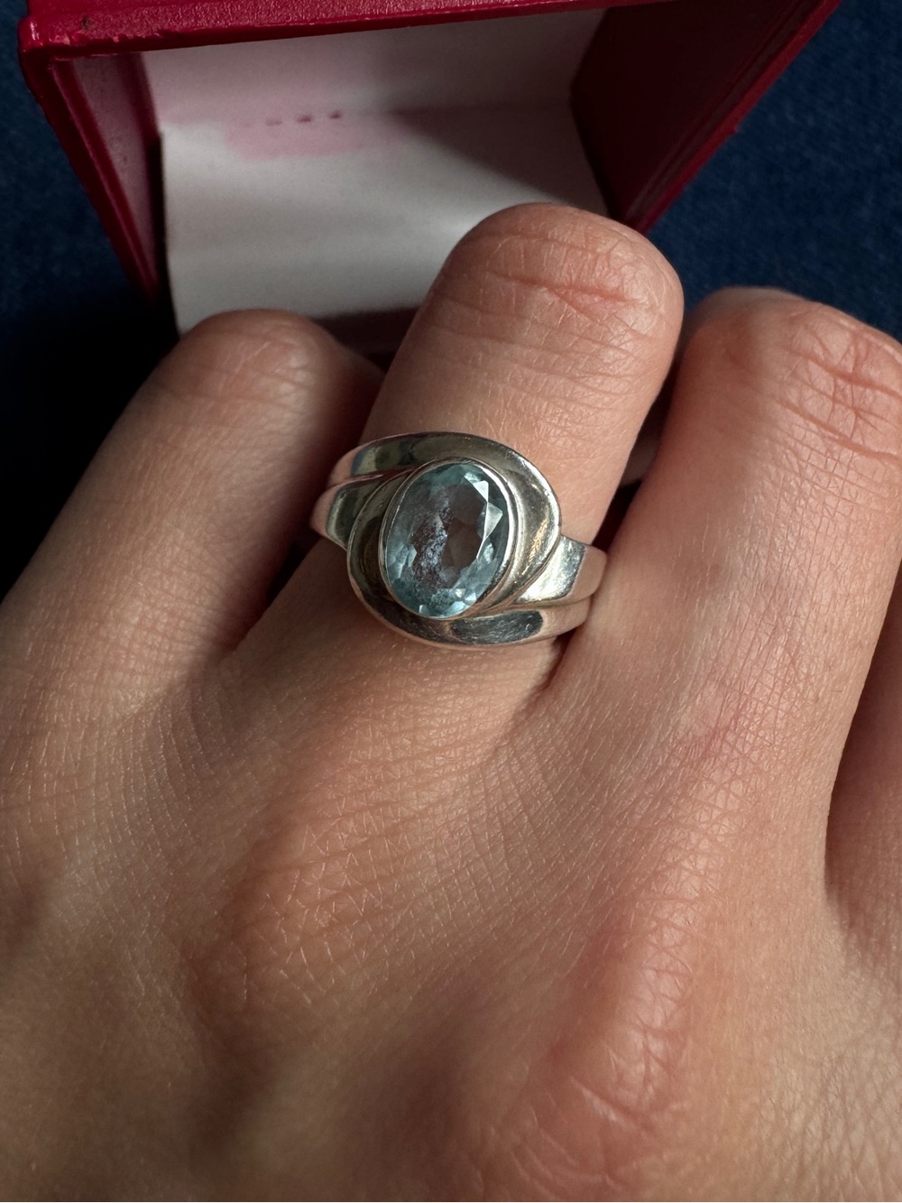 •Vintage 925 Sterling Silver Swirl Ring
Oval Sky Blue Topaz Size 5 1/4”